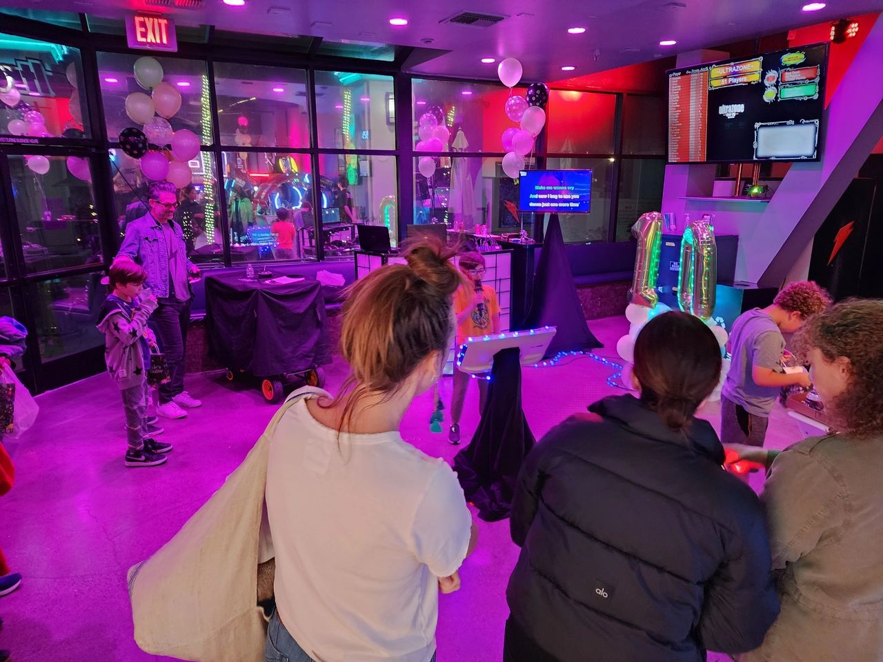 Djs for kids - Our client guests gathered at Ultrazone Laser tage in Sherman oaks, CA as kids sing karaoke from Mr Dj Services along with Hot Pink lighting